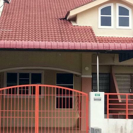 Homestay Mama Razzin Kuala Kangsar Exterior foto