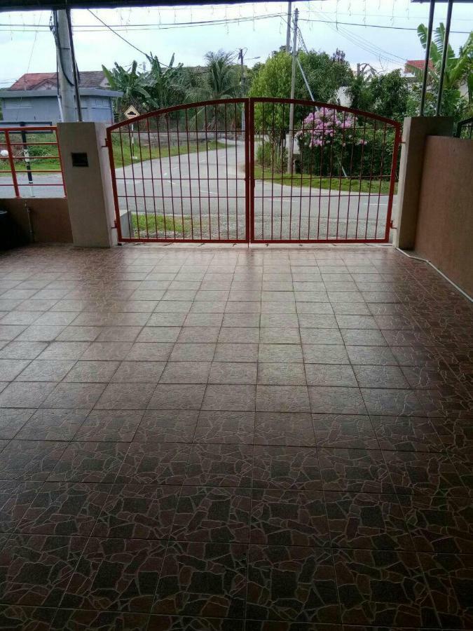 Homestay Mama Razzin Kuala Kangsar Exterior foto